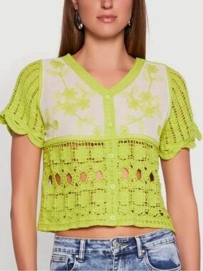 G & D Button Front Short Sleeve Crochet Top - Small